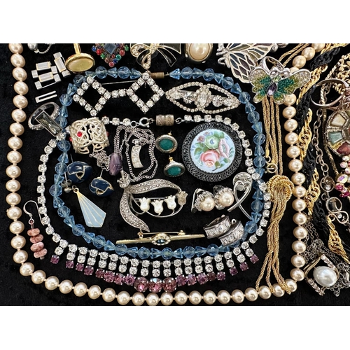 409 - Collection of Quality Costume Jewellery, comprising pearls, chains, beads, bracelets, brooches, ring... 