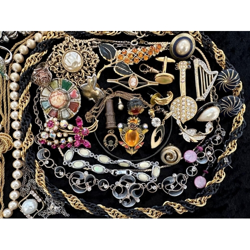 409 - Collection of Quality Costume Jewellery, comprising pearls, chains, beads, bracelets, brooches, ring... 