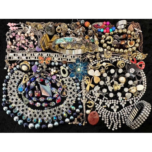 410 - Collection of Quality Costume Jewellery, comprising pearls, chains, beads, bracelets, brooches, ring... 