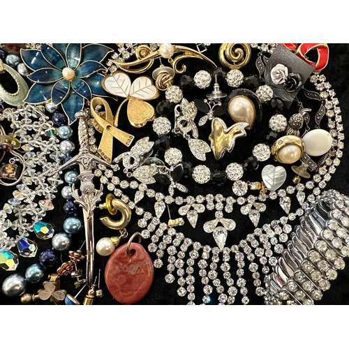 410 - Collection of Quality Costume Jewellery, comprising pearls, chains, beads, bracelets, brooches, ring... 