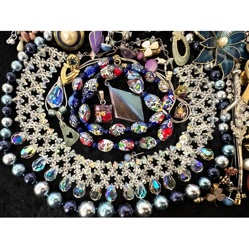 410 - Collection of Quality Costume Jewellery, comprising pearls, chains, beads, bracelets, brooches, ring... 