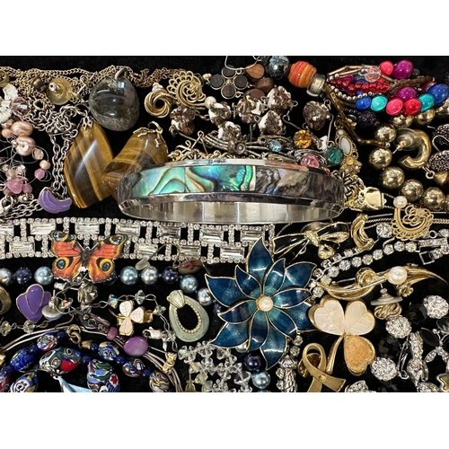 410 - Collection of Quality Costume Jewellery, comprising pearls, chains, beads, bracelets, brooches, ring... 