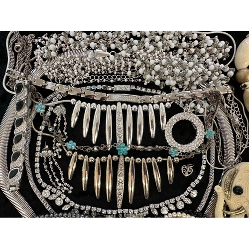 411 - Collection of Quality Costume Jewellery, comprising pearls, chains, beads, bracelets, brooches, ring... 