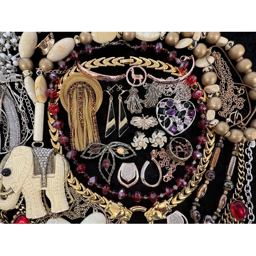 411 - Collection of Quality Costume Jewellery, comprising pearls, chains, beads, bracelets, brooches, ring... 