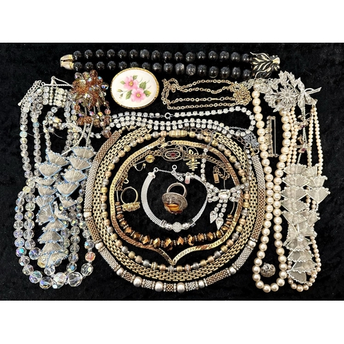 413 - Collection of Quality Costume Jewellery, comprising pearls, chains, beads, bracelets, brooches, ring... 