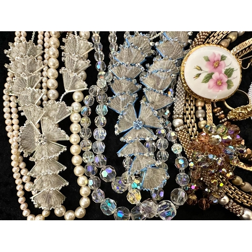 413 - Collection of Quality Costume Jewellery, comprising pearls, chains, beads, bracelets, brooches, ring... 