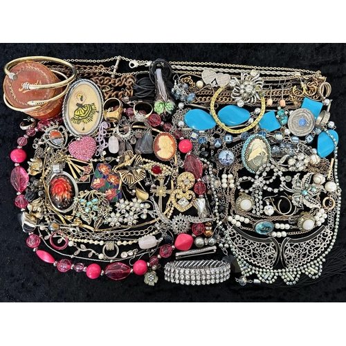 414 - Collection of Quality Costume Jewellery, comprising pearls, chains, beads, bracelets, brooches, ring... 