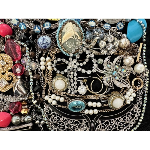 414 - Collection of Quality Costume Jewellery, comprising pearls, chains, beads, bracelets, brooches, ring... 