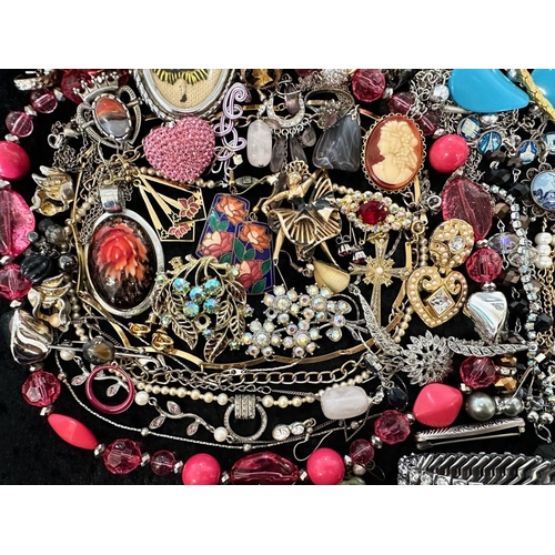 414 - Collection of Quality Costume Jewellery, comprising pearls, chains, beads, bracelets, brooches, ring... 