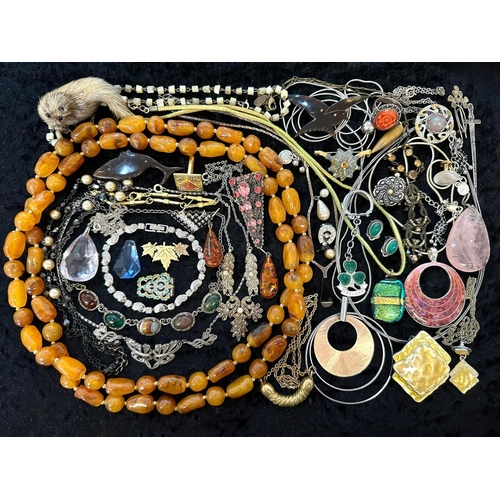 415 - Collection of Quality Costume Jewellery, comprising pearls, chains, beads, bracelets, brooches, ring... 