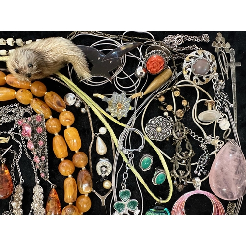 415 - Collection of Quality Costume Jewellery, comprising pearls, chains, beads, bracelets, brooches, ring... 