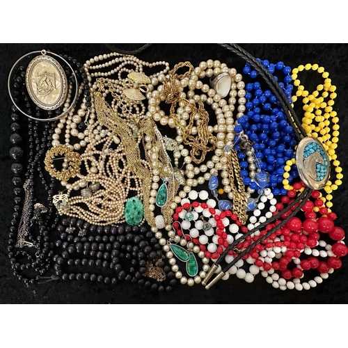 416 - Collection of Quality Costume Jewellery, comprising pearls, chains, beads, bracelets, brooches, ring... 