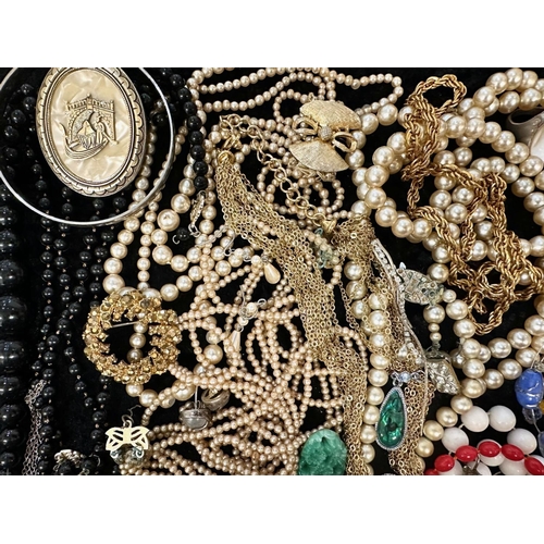 416 - Collection of Quality Costume Jewellery, comprising pearls, chains, beads, bracelets, brooches, ring... 