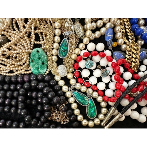 416 - Collection of Quality Costume Jewellery, comprising pearls, chains, beads, bracelets, brooches, ring... 