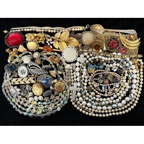 417 - Collection of Quality Costume Jewellery, comprising pearls, chains, beads, bracelets, brooches, ring... 