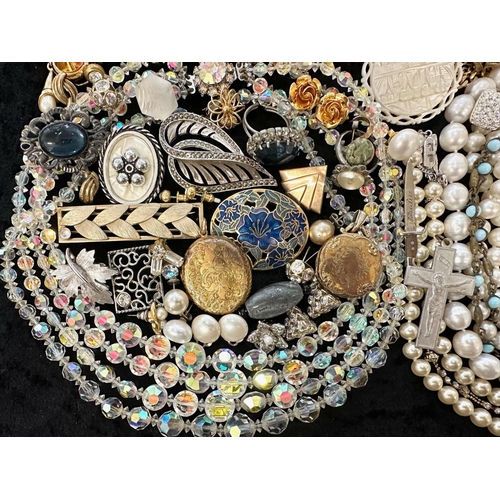 417 - Collection of Quality Costume Jewellery, comprising pearls, chains, beads, bracelets, brooches, ring... 