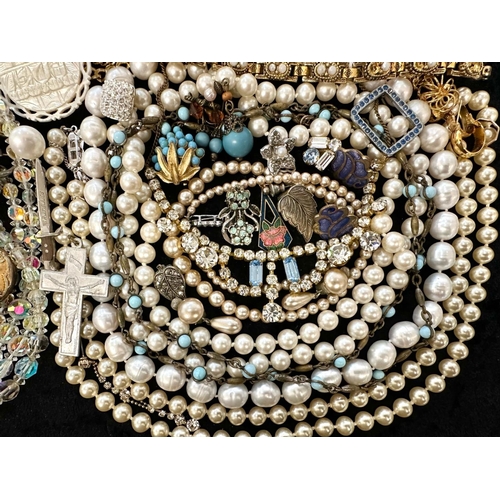 417 - Collection of Quality Costume Jewellery, comprising pearls, chains, beads, bracelets, brooches, ring... 