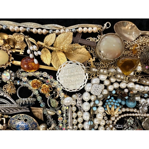 417 - Collection of Quality Costume Jewellery, comprising pearls, chains, beads, bracelets, brooches, ring... 