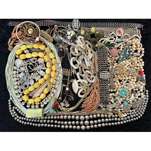 418 - Collection of Quality Costume Jewellery, comprising pearls, chains, beads, bracelets, brooches, ring... 