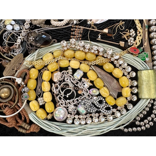 418 - Collection of Quality Costume Jewellery, comprising pearls, chains, beads, bracelets, brooches, ring... 