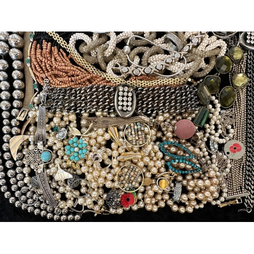 418 - Collection of Quality Costume Jewellery, comprising pearls, chains, beads, bracelets, brooches, ring... 