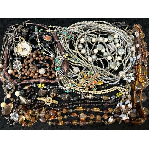 419 - Collection of Quality Costume Jewellery, comprising pearls, chains, beads, bracelets, brooches, ring... 