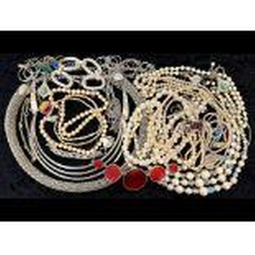 420 - Collection of Quality Costume Jewellery, comprising pearls, chains, beads, bracelets, brooches, ring... 