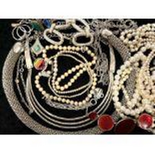 420 - Collection of Quality Costume Jewellery, comprising pearls, chains, beads, bracelets, brooches, ring... 