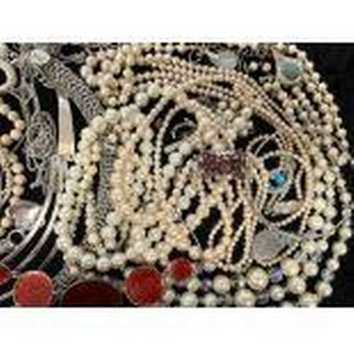 420 - Collection of Quality Costume Jewellery, comprising pearls, chains, beads, bracelets, brooches, ring... 