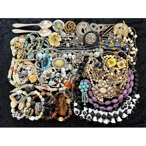 421 - Collection of Quality Costume Jewellery, comprising pearls, chains, beads, bracelets, brooches, ring... 