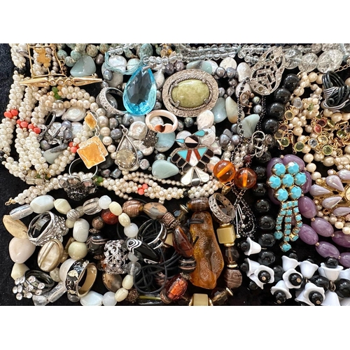 421 - Collection of Quality Costume Jewellery, comprising pearls, chains, beads, bracelets, brooches, ring... 