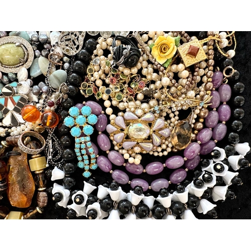 421 - Collection of Quality Costume Jewellery, comprising pearls, chains, beads, bracelets, brooches, ring... 