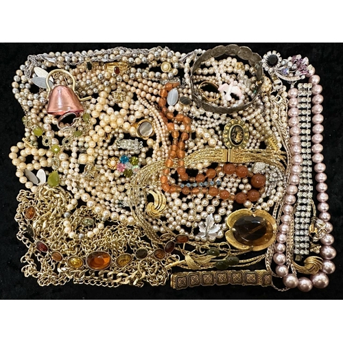 422 - Collection of Quality Costume Jewellery, comprising pearls, chains, beads, bracelets, brooches, ring... 