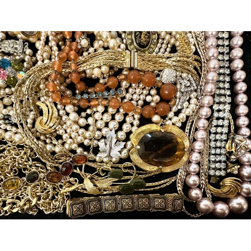 422 - Collection of Quality Costume Jewellery, comprising pearls, chains, beads, bracelets, brooches, ring... 