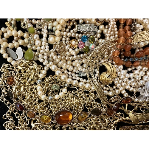 422 - Collection of Quality Costume Jewellery, comprising pearls, chains, beads, bracelets, brooches, ring... 