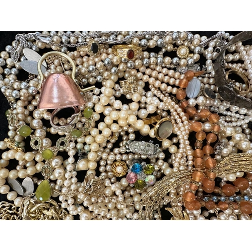 422 - Collection of Quality Costume Jewellery, comprising pearls, chains, beads, bracelets, brooches, ring... 