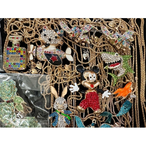 424 - Great Collection of Costume Jewellery Betsy Johnson Novelty Pendants - Necklaces. All In Unused / Ne... 