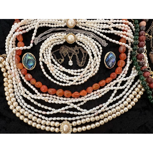 428 - Collection of Quality Costume Jewellery, comprising pearls, chains, beads, bracelets, brooches, ring... 