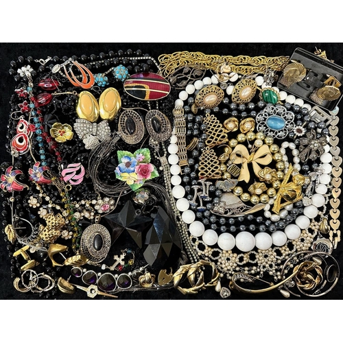 437 - Box of Quality Vintage Costume Jewellery, including chains, pearls, beads, crystal set necklaces, ea... 