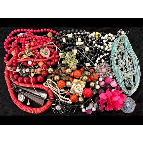 439 - Box of Quality Vintage Costume Jewellery, including necklaces, chains, pearls, beads, bracelets, ear... 