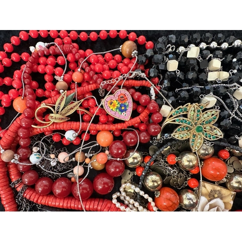 439 - Box of Quality Vintage Costume Jewellery, including necklaces, chains, pearls, beads, bracelets, ear... 