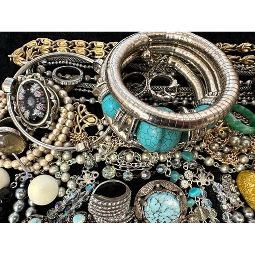 440 - Box of Quality Vintage Costume Jewellery, including necklaces, chains, pearls, beads, bracelets, ear... 