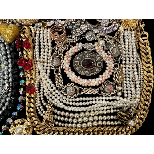 440 - Box of Quality Vintage Costume Jewellery, including necklaces, chains, pearls, beads, bracelets, ear... 