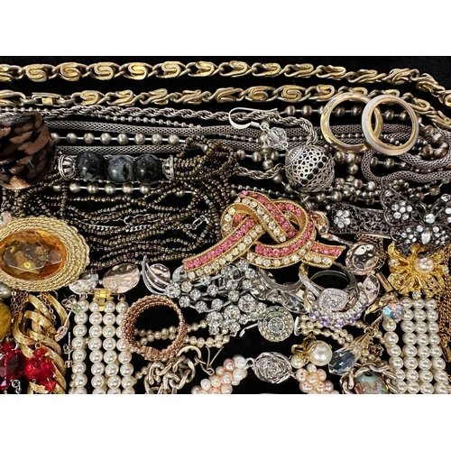 440 - Box of Quality Vintage Costume Jewellery, including necklaces, chains, pearls, beads, bracelets, ear... 