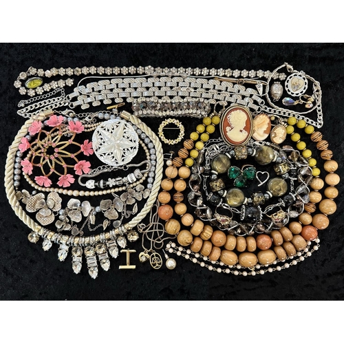 441 - Box of Quality Vintage Costume Jewellery, including necklaces, chains, pearls, beads, bracelets, ear... 