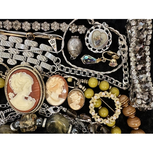 441 - Box of Quality Vintage Costume Jewellery, including necklaces, chains, pearls, beads, bracelets, ear... 