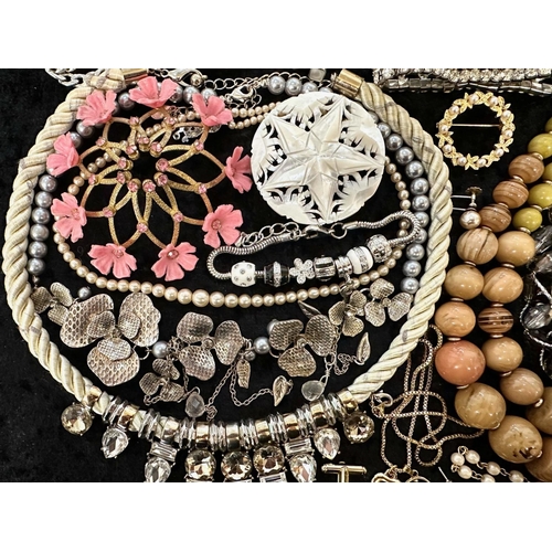 441 - Box of Quality Vintage Costume Jewellery, including necklaces, chains, pearls, beads, bracelets, ear... 