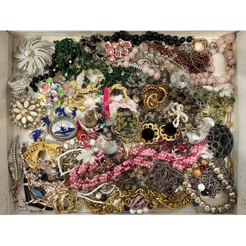 442 - Box of Quality Vintage Costume Jewellery, including necklaces, chains, pearls, beads, bracelets, ear... 