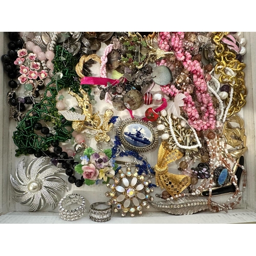 442 - Box of Quality Vintage Costume Jewellery, including necklaces, chains, pearls, beads, bracelets, ear... 