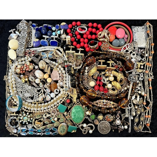 481 - Collection of Quality Costume Jewellery, comprising pearls, chains, brooches, pendants, crystal, etc... 